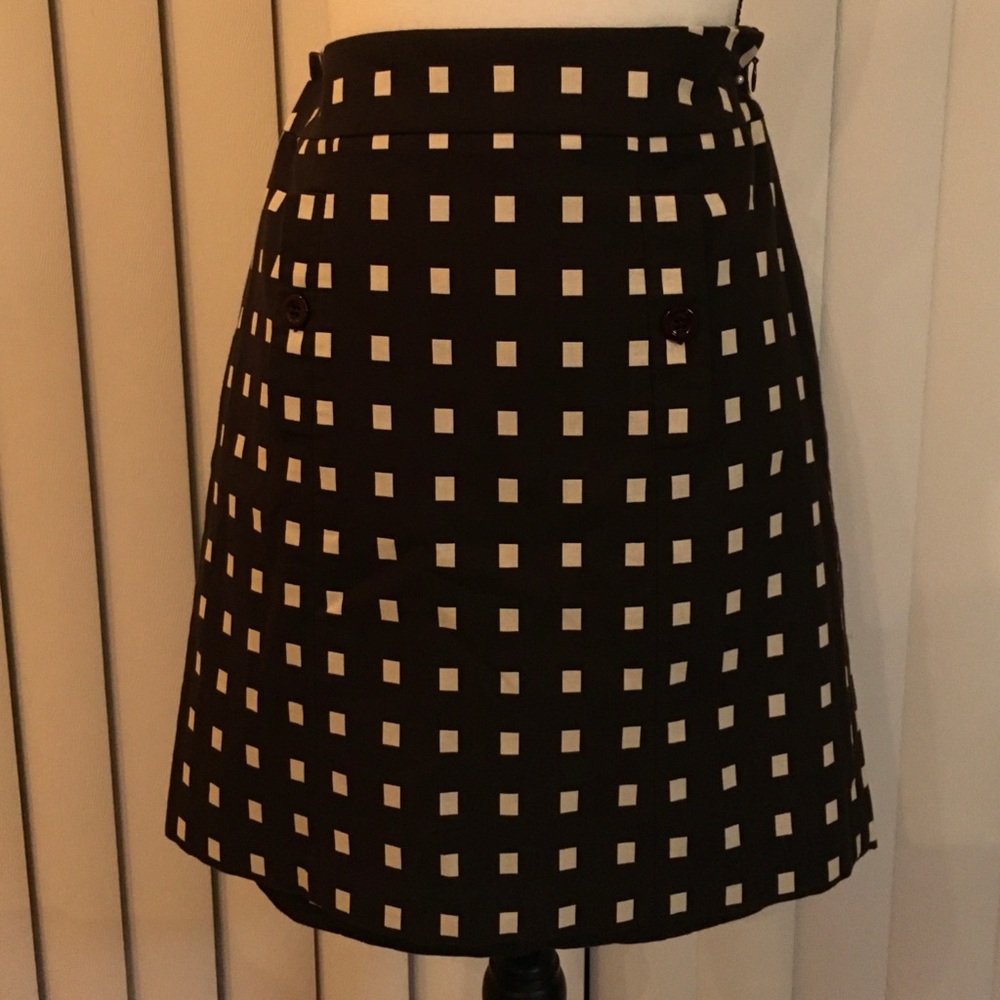 Ann Taylor , skirt short brown with White square pattern ,  zipper on the side
